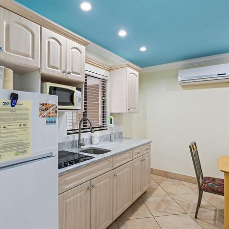 Bayview Plaza Waterfront Resort St. Pete Beach Bilik gambar