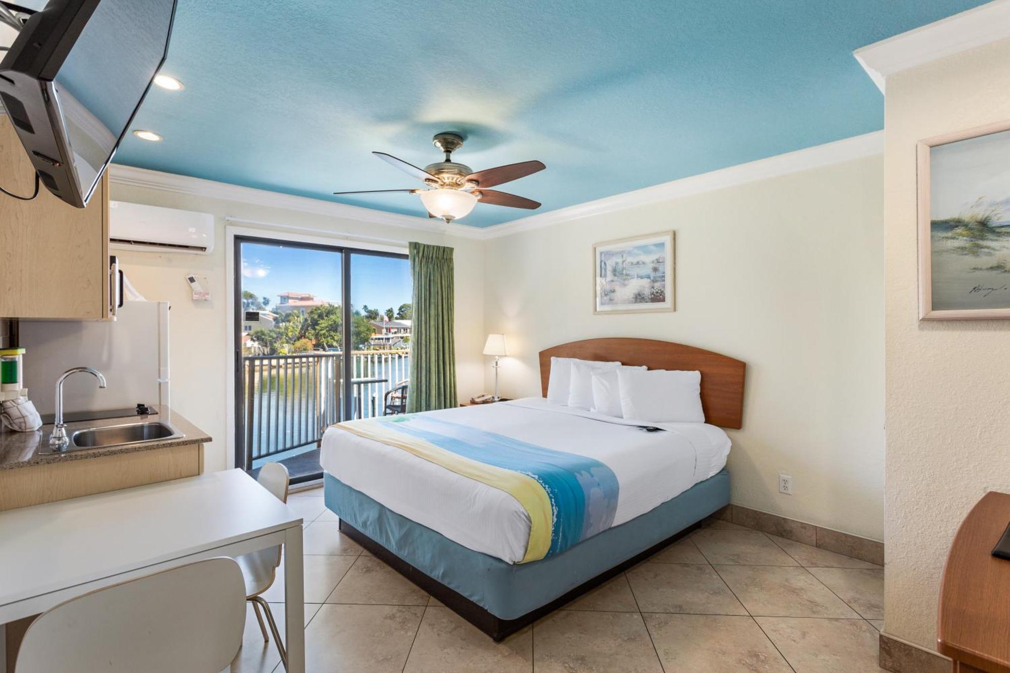 Bayview Plaza Waterfront Resort St. Pete Beach Bilik gambar