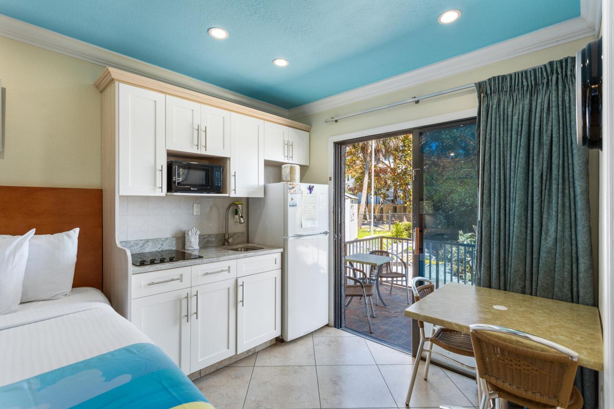 Bayview Plaza Waterfront Resort St. Pete Beach Bilik gambar